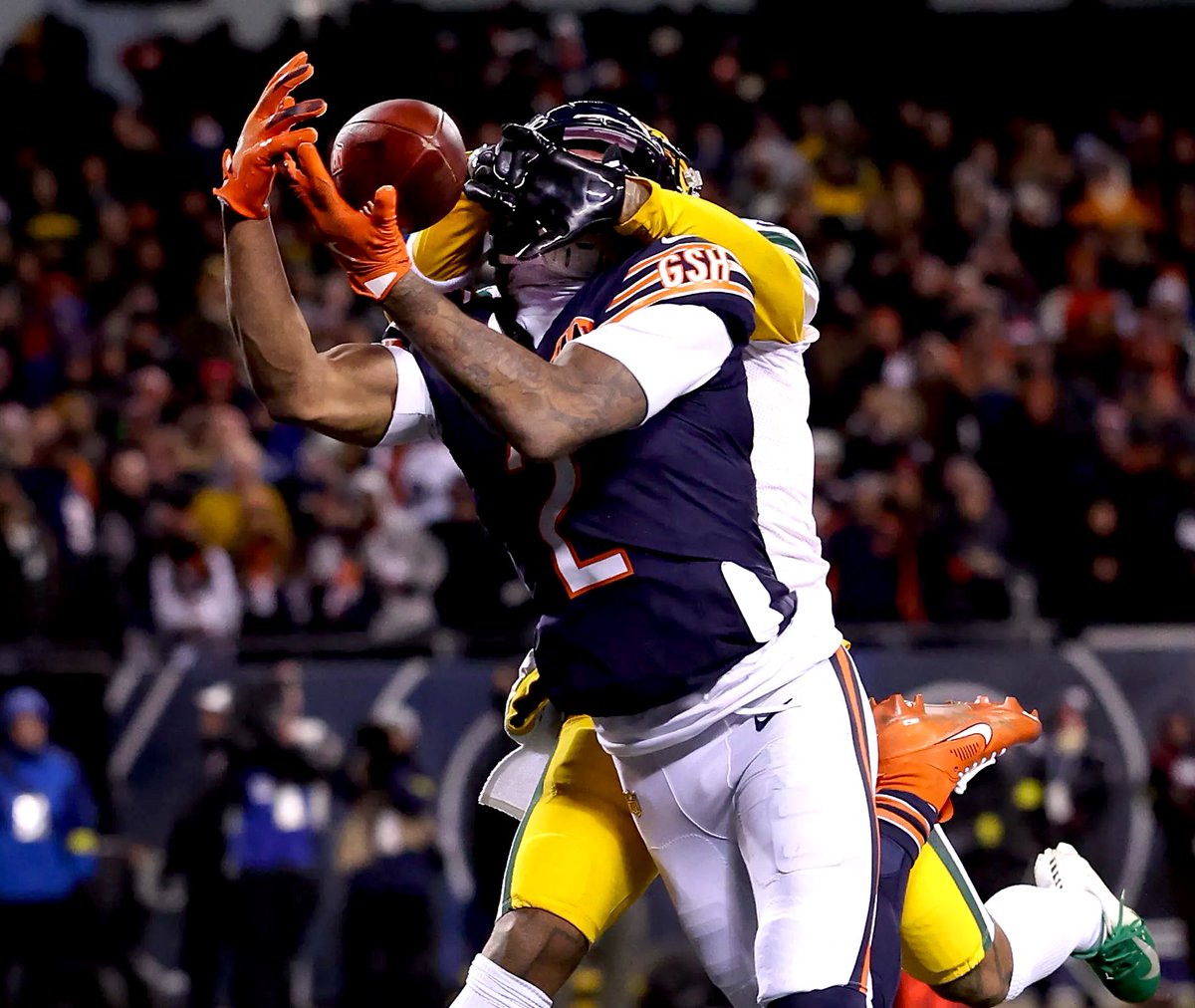 The fact that Bears WR DJ Moore was able to secure the game winning catch with the Packers CB draped over him like that is wild. 

Insane concentration during the biggest moment of the game. What a catch by DJ. 😳