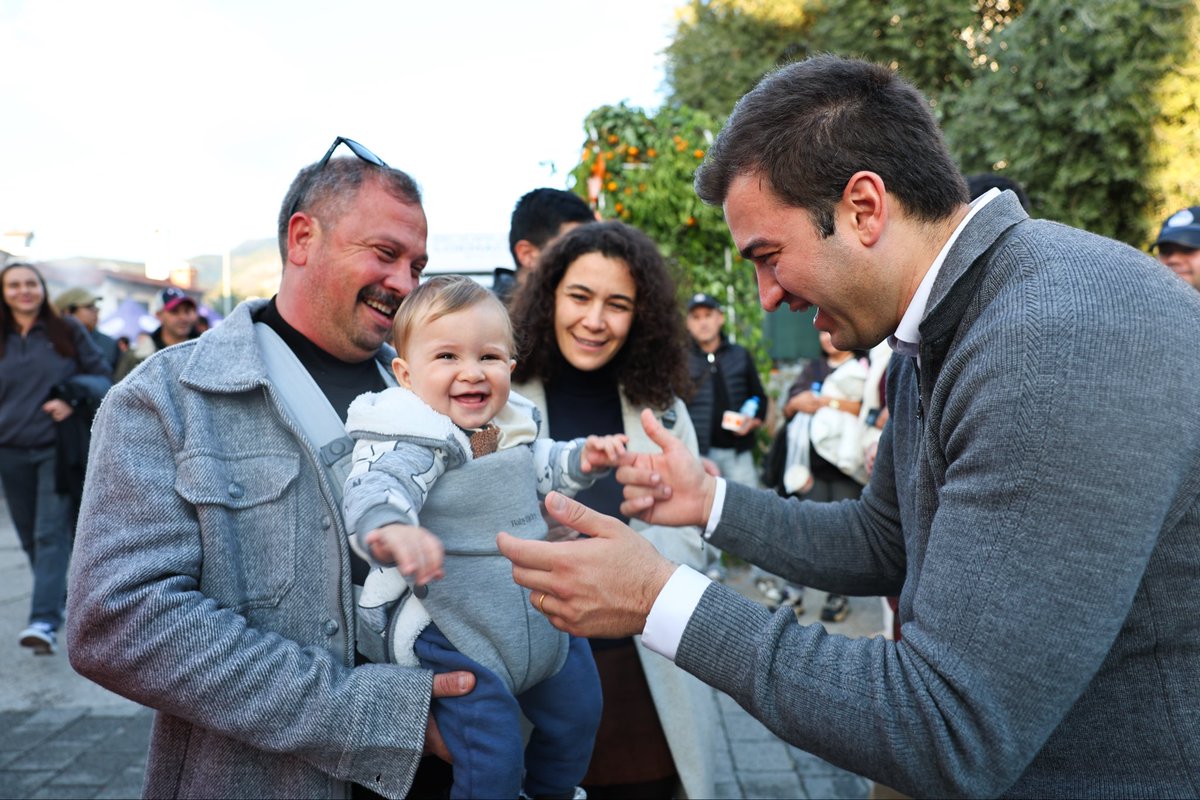 MandalinciTamer's tweet photo. Bodrum’umuzun coğrafi işaretli değeri olan Bodrum mandalini için düzenlediğimiz Mandalin Festivali’ni, Bitez Mahallemizde yoğun katılımla gerçekleştirdik. Saat 10.30 ile 18.00 arasında süren festivalimize her yaştan vatandaşımız büyük ilgi gösterdi.

Festival boyunca canlı müzik dinletileri ve halk oyunları gösterileri sahnelendi. Alanda kurulan satış stantlarında mandalin ve mandalin içerikli ürünleri vatandaşlarımızla buluşturduk.

Bodrum’un kültürel ve tarımsal değerlerinden biri olan Bodrum mandalininin yaşatılması ve gelecek nesillere aktarılması için verdiğimiz bu çabanın sizlerde karşılık bulması bizleri son derece mutlu etti.

Bu güzel organizasyonda emeği geçen herkese teşekkür ediyorum. Bodrum’un tüm değerlerini yaşatmaya, geliştirerek gelecek nesillere ilham olmaya devam edeceğiz.