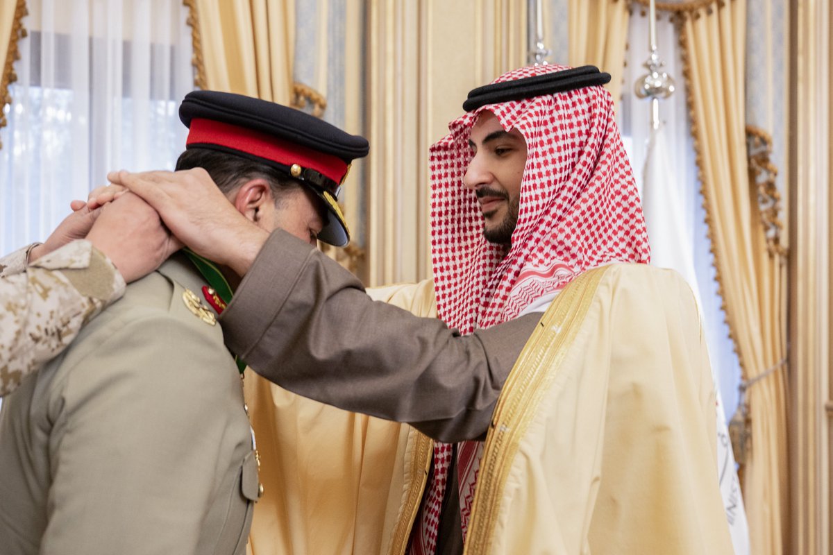kbsalsaud's tweet image. إنفاذًا لأمر سيدي خادم الحرمين الشريفين -حفظه الله-، قلّدتُ معالي قائد الجيش الباكستاني المشير عاصم منير، وسام الملك عبدالعزيز من الدرجة الممتازة، تقديرًا لجهوده المميزة في توطيد وتعزيز أواصر الصداقة والتعاون المشترك، وتطوير العلاقات السعودية الباكستانية.