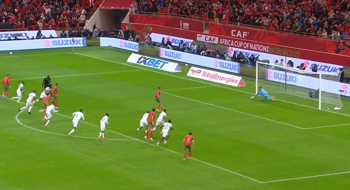 باندور حارس منتخب جزر القمر يتعملق أمام سفيان رحيمي ويتصدى لركلة جزاء لـ منتخب المغرب 