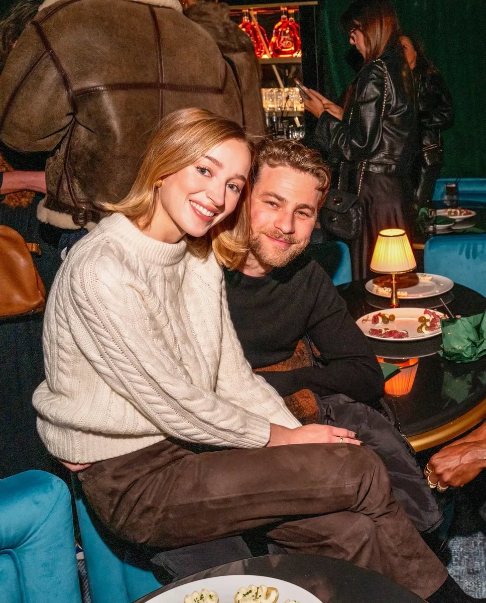 All about Phoebe Dynevor tweet media