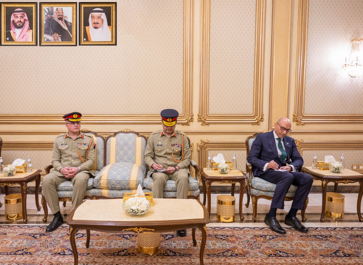 واستعرض سمو وزير الدفاع وقائد الجيش الباكستاني، عقب مراسم التقليد، العلاقات التاريخية السعودية الباكستانية، والتعاون الإستراتيجي في المجال الدفاعي بين البلدين الشقيقين، وبحثا جهود إرساء دعائم الأمن والسلم الدوليين، والموضوعات ذات الاهتمام المشترك.
#واس