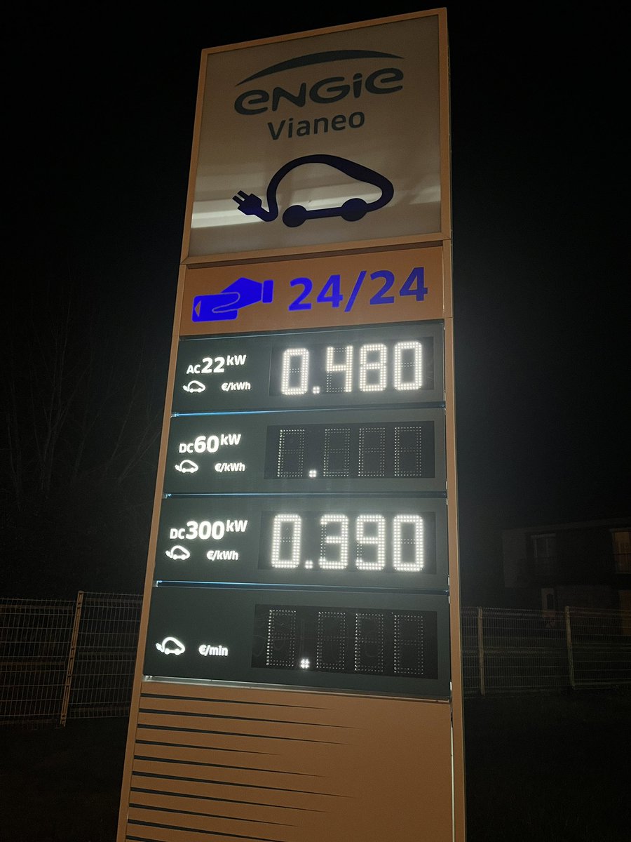 1ere fois que je vois ce genre de panneaux. Enfin !

(par contre le AC plus cher que le DC, je ne comprends pas la logique)