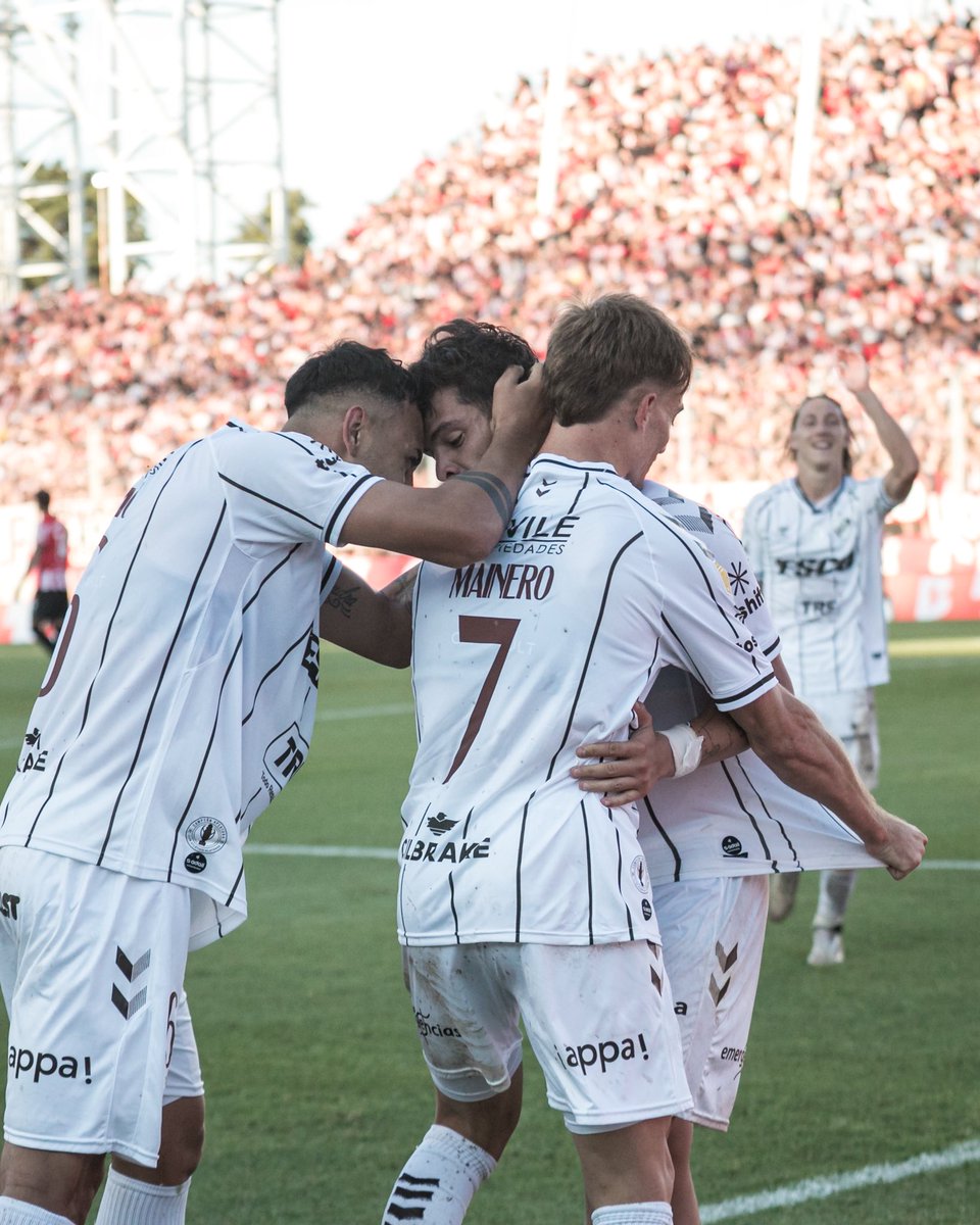 caplatense's tweet photo. Ganando o perdiendo pero siempre juntos y por estos hermosos colores 🤎🤍

➡️ Se terminó un 2025 que no vamos a olvidar 🫶

¡Gracias eternas, muchachos! ♾️

#VamosCalamares🦑 https://t.co/SVnV9cqDvi