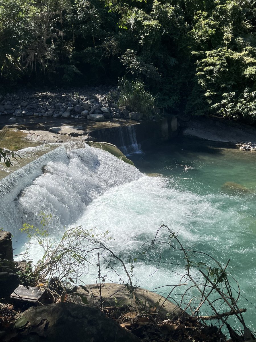 蟾蜍山で自然の贈り物を楽しむ、清らかな滝が静けさを与えてくれる。