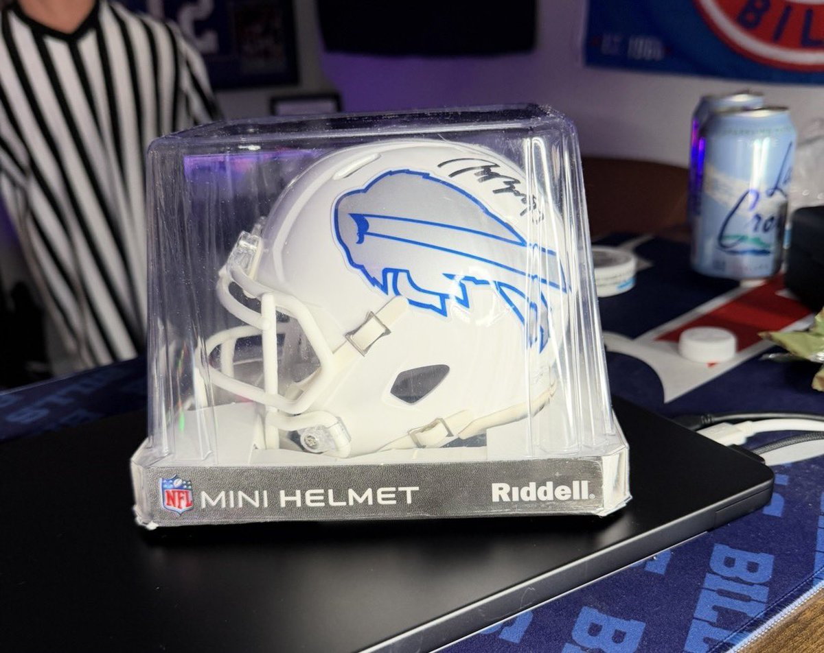 realdanmitchell's tweet image. 🚨 Signed Joey Bosa Mini Helmet Give Away 🚨 

To enter: 
1. Follow @realdanmitchell
2. Like and Repost this 
3. Comment your favorite Bills memory in 2025

Announcing the winner next Sunday after Bills v Eagles 👀