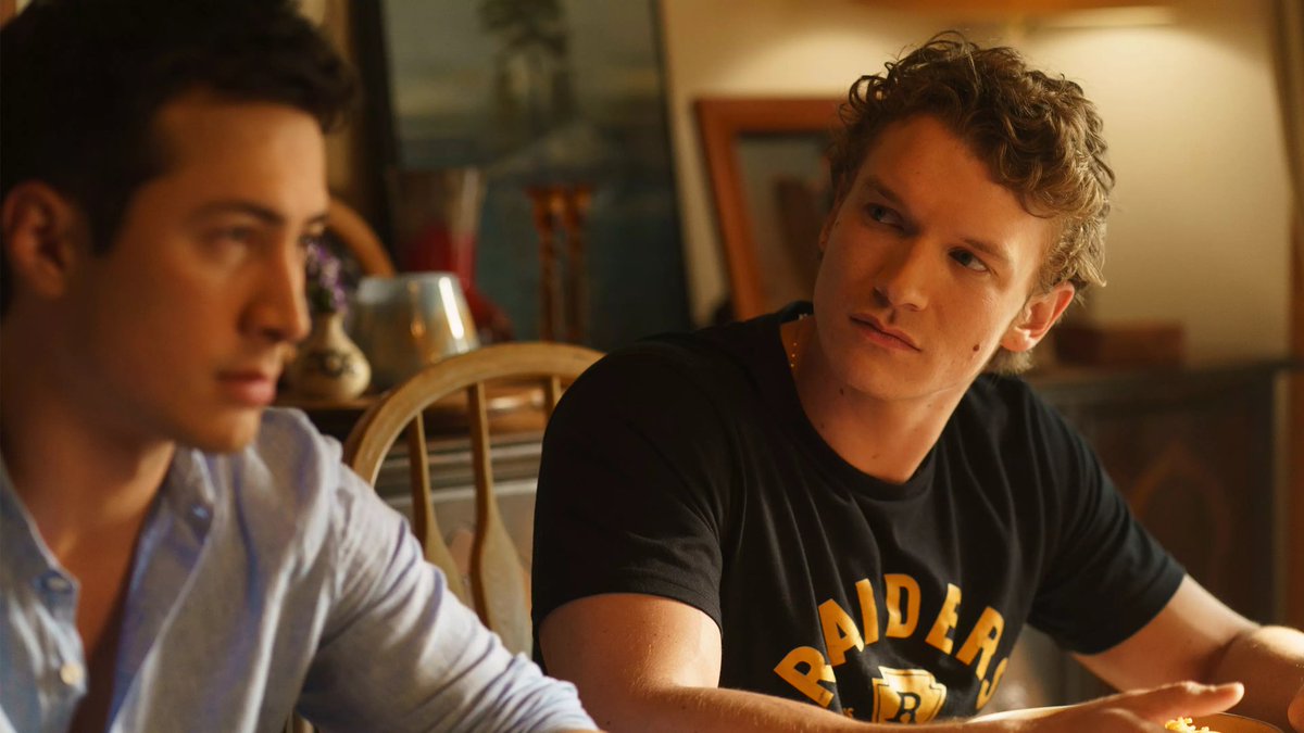 teamhollanov's tweet image. “i have only been in love with one person.”

“me too. just one.”