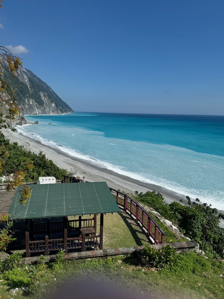 Rshdfc's tweet image. 花蓮の清水断崖、透き通った青い海ときれいなビーチが広がる完璧な自然の風景。
