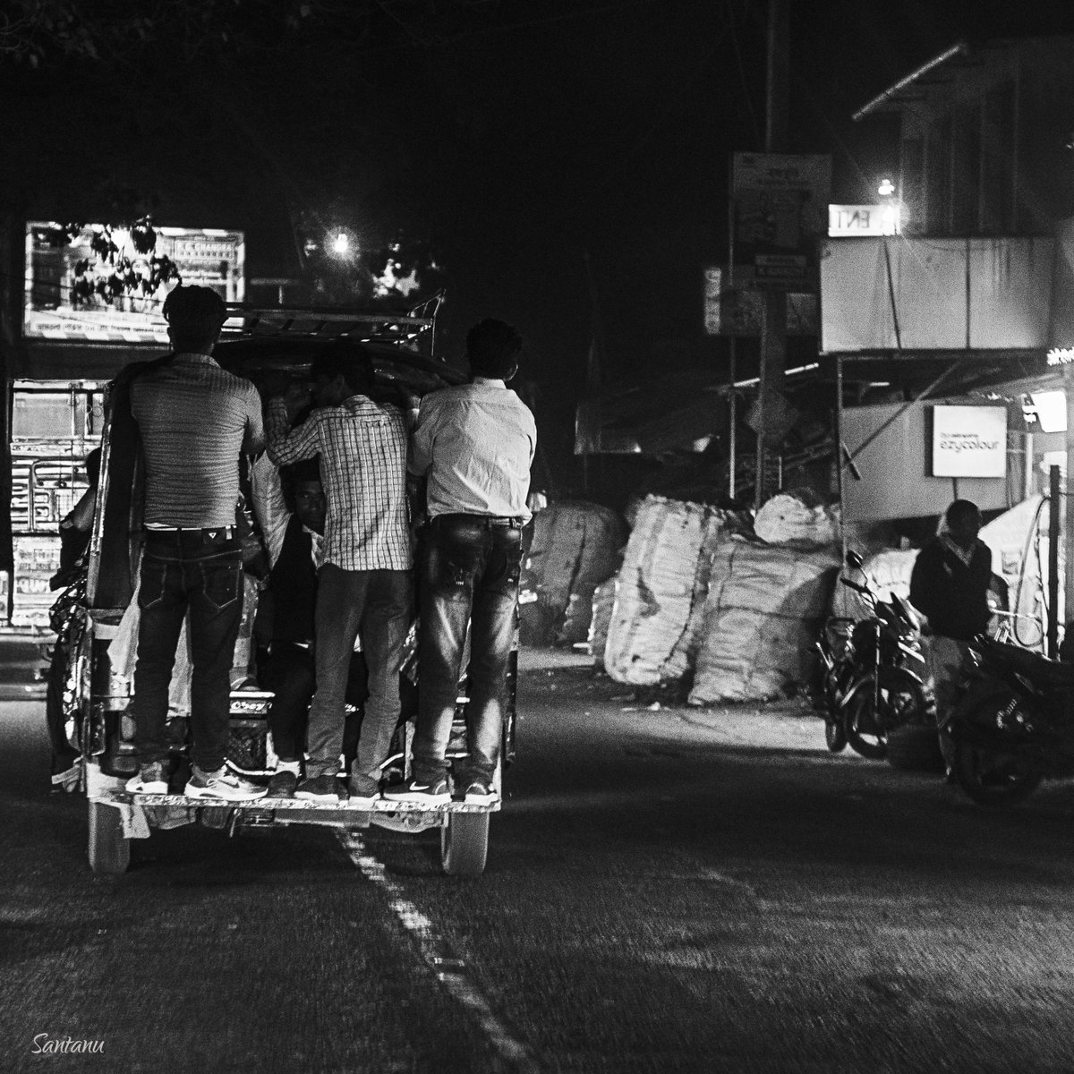 Santanu_pl's tweet photo. 𝗛𝗮𝗻𝗴𝗶𝗻𝗴 𝗼𝗻 𝘁𝗼 𝗹𝗶𝗳𝗲’𝘀 𝗺𝗼𝘁𝗶𝗼𝗻.
#streetphotography #bwphotography #nightphotography #indiastreets #documentarystyle https://t.co/j0JwNCWFAw