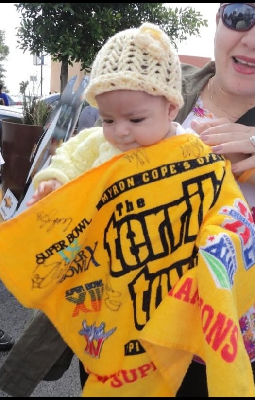 Mi peque Clau con su Terrible Tower autografiada! #NFLEnTelevisa <a href="/TUDNMEX/">TUDN MEX</a> <a href="/adevaldes/">Antonio de Valdés</a> <a href="/EnriqueBurak/">Enrique Burak</a> <a href="/memo_schutz/">Guillermo Schutz</a> Saludos excelente transmisión!