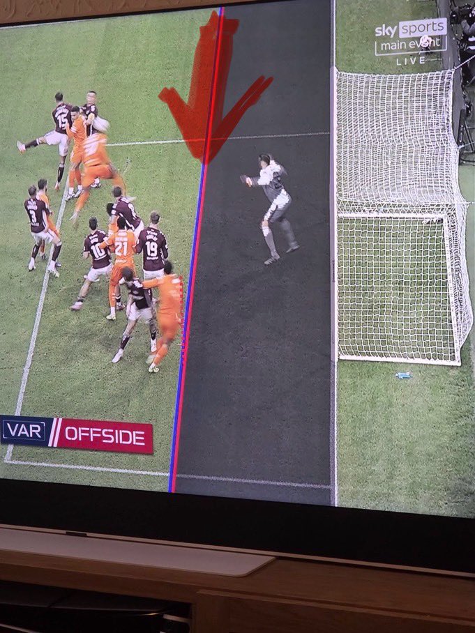 GovanManager's tweet image. Why is VAR not viewed the offside from the opposite side of the park. Surely it’s a better angle to view both Findlays foot and Miovski’s shoulder.