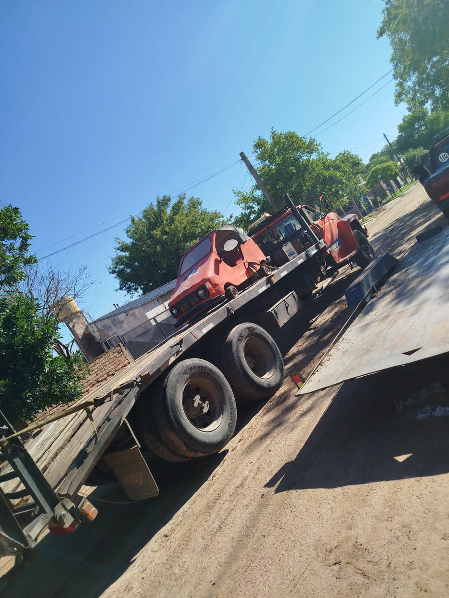 Al Fin llego, trajeron el Bugatti,  tiene una hermosa y larga historia. Lo rescatamos del abandono. Ahora hay que hacele unos mimos y devuelta a las pistas. Fue construido íntegramente por mi suegro, que era un genio. Ampliar foto