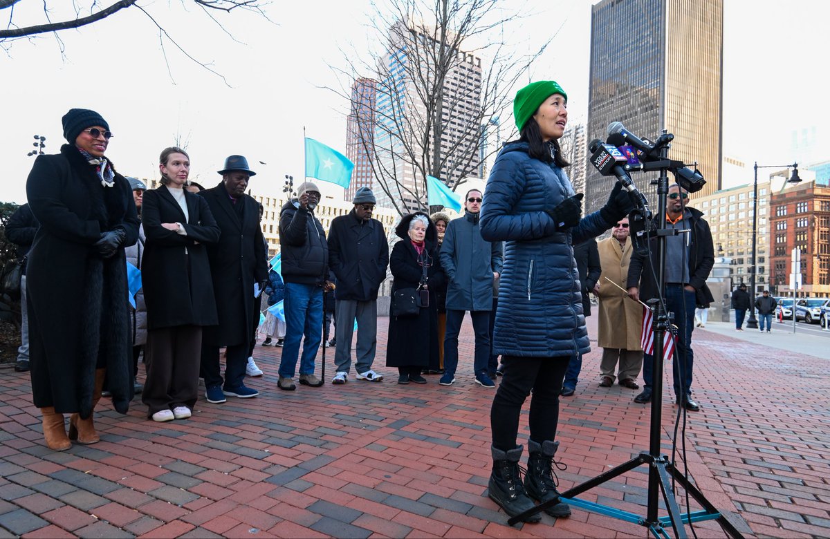 RepPressley's tweet image. From Massachusetts to Minnesota, our Somali communities are strong and vibrant.

And no amount of hate from the occupant of the White House will change that.

Proud to stand in solidarity with our Somali siblings in Boston and let them know we’ve got their back.