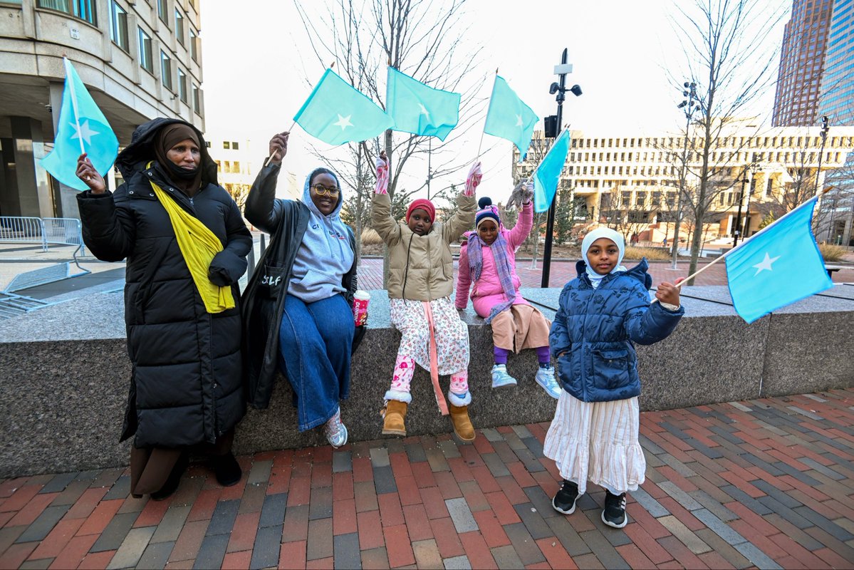 RepPressley's tweet image. From Massachusetts to Minnesota, our Somali communities are strong and vibrant.

And no amount of hate from the occupant of the White House will change that.

Proud to stand in solidarity with our Somali siblings in Boston and let them know we’ve got their back.