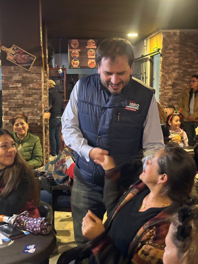 AForeroM's tweet image. Cerramos la semana con @DeevisGonzalezL, @ABarriosBernal y @AndersonAcostaT y un grupo de amigos de la localidad de Los Mártires invitándolos a votar por las listas de Senado y Cámara de @CeDemocratico.

¡Vamos por 25 senadores para que @AlvaroUribeVel vuelva al Congreso!