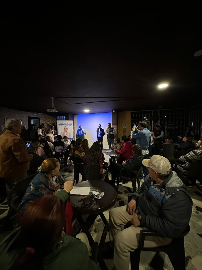 AForeroM's tweet image. Cerramos la semana con @DeevisGonzalezL, @ABarriosBernal y @AndersonAcostaT y un grupo de amigos de la localidad de Los Mártires invitándolos a votar por las listas de Senado y Cámara de @CeDemocratico.

¡Vamos por 25 senadores para que @AlvaroUribeVel vuelva al Congreso!