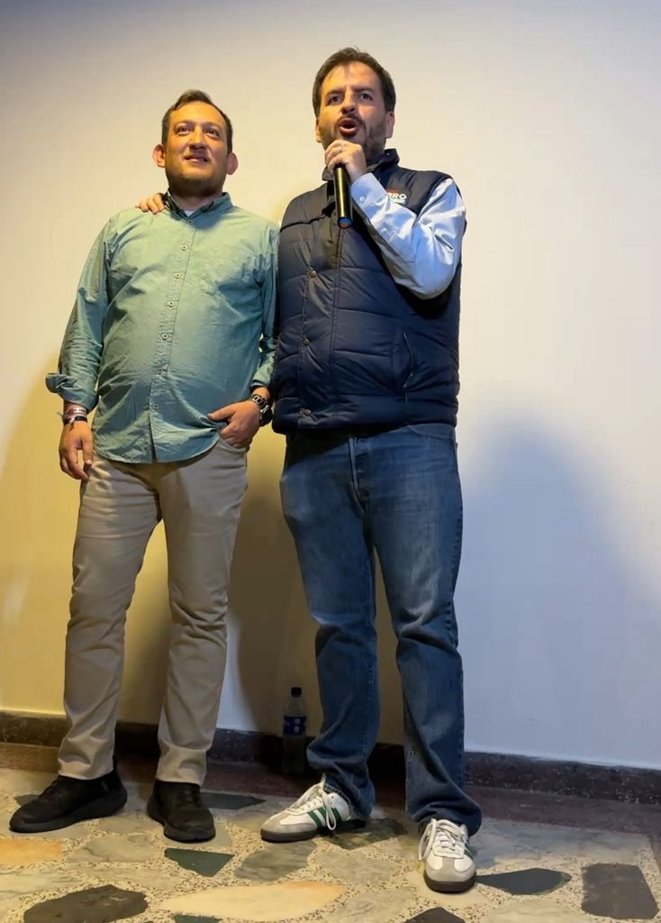 AForeroM's tweet image. Cerramos la semana con @DeevisGonzalezL, @ABarriosBernal y @AndersonAcostaT y un grupo de amigos de la localidad de Los Mártires invitándolos a votar por las listas de Senado y Cámara de @CeDemocratico.

¡Vamos por 25 senadores para que @AlvaroUribeVel vuelva al Congreso!