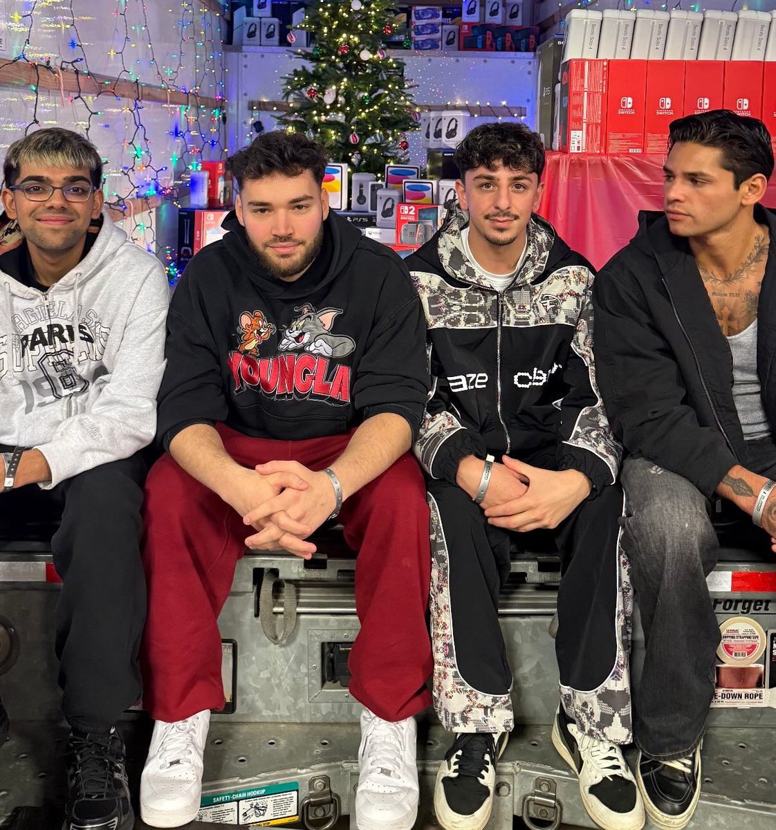 clippedszn's tweet image. Adin Ross, N3ON, FaZe Rug &amp;amp; Ryan Garcia in Visalia, California for their $100,000 Christmas giveback ❤️🔥