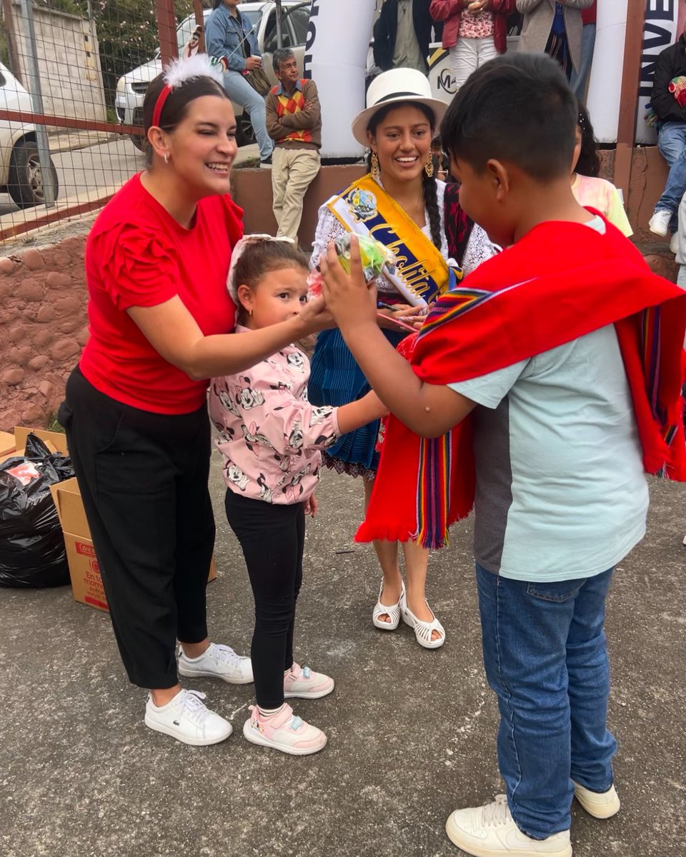 tefavintimilla's tweet photo. 🎄¡Gracias al liderazgo del nuestro Alcalde @czamoramatute, llegamos con #NaviDar a todos los sectores de Cuenca, fortaleciendo la unión y la esperanza en cada rincón del cantón durante esta época tan especial!
✨Hoy en la parroquia Yanuncay, compartiendo grandes momentos. https://t.co/auUJ6a67Vb