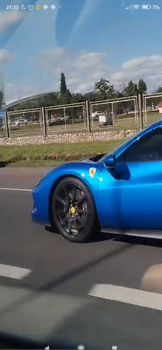Ferrari azul en Córdoba. De quién será?