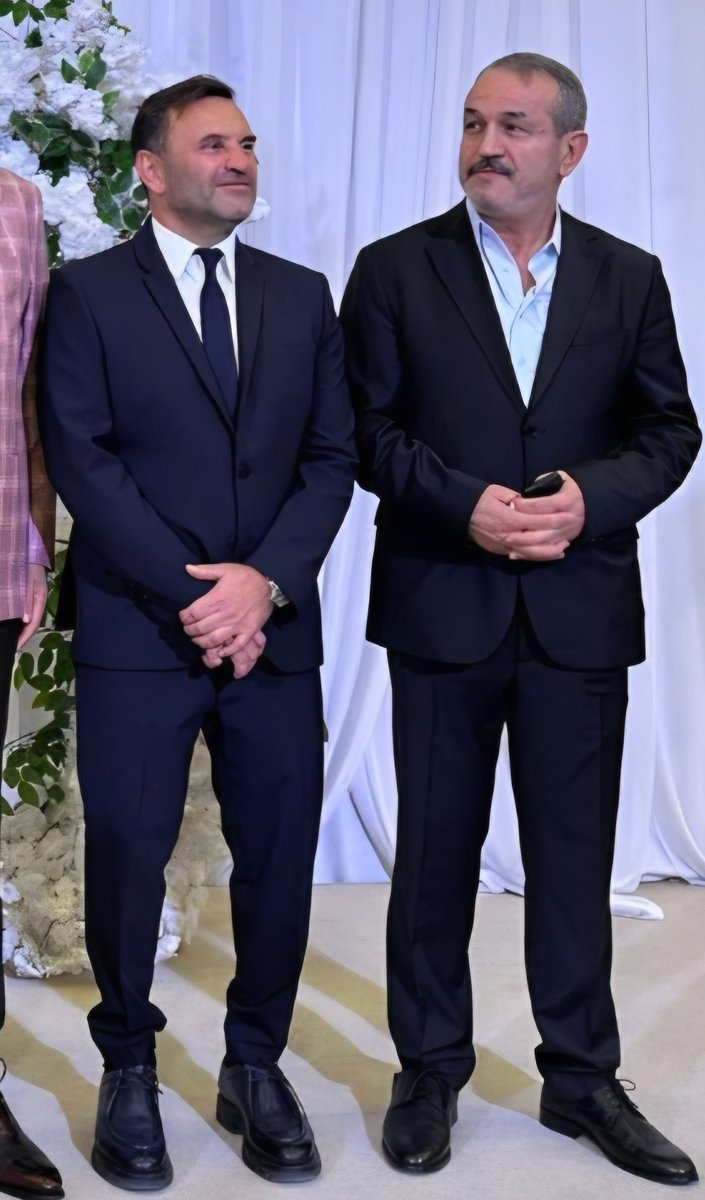 ParatorT's tweet image. Okan Buruk,ultrasla nın amigosu Sebahattin i son 1aydır Galatasaray yönetiminin üstüne salıyor,ayar çektiriyor. Düğünde hediye diye iyi bir haraç ödemiş anlaşılan

Amigo nun mesajda 👇ilginçtir, Galatasaray ı Avrupa da 3 yıldır rezil eden Okan Buruk la ilgili tek kelime geçmiyor