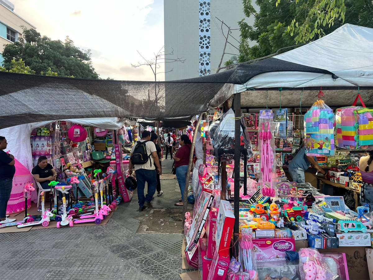 Barranquilleros, los esperamos hasta el 26 de diciembre en la Feria del Juguete, de 8:00 a.m. a 8:00 p.m.

Estamos en:
✅Paseo Bolívar, entre carreras 45 y 45B.
✅Parque Universal, calle 47 entre carreras 36 y 37.
✅Galería Metroplaza, calle Murillo con avenida Las Torres.