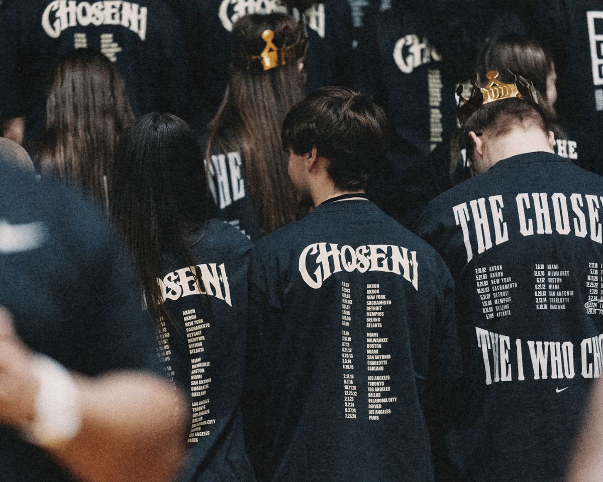 stvmirish's tweet image. Still reminiscing about the #Chosen1 Invitational last Sunday in the #LeBronJames Arena! 👑🏀
Electric energy, packed stands, giveaways, &amp;amp; #IrishPride ☘️
Huge thanks to our staff, students, &amp;amp; incredible partners who made it all happen.
📸 Ben Che
#NikeBasketball #AkronOH #GoIrish