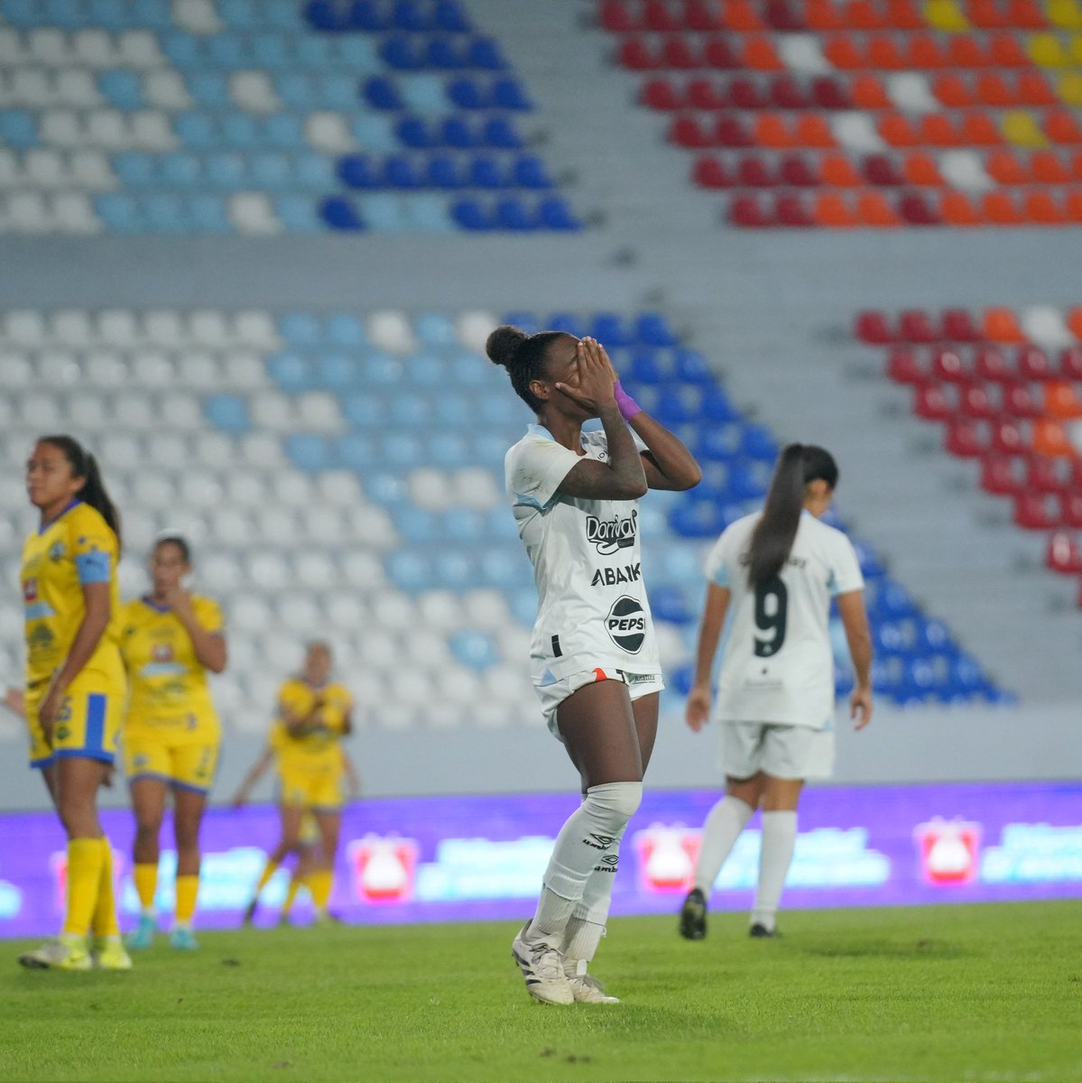 primerafutboles's tweet photo. ⏱️ 65' | Intensidad, nada está definido 🔥💯

@AlianzaWomen 1-1 @CDMLimeno

#FinalLigaPepsiFemenina #MismaPasión #Apertura2025 #ALIvsLIM https://t.co/HMgHUO3dTE