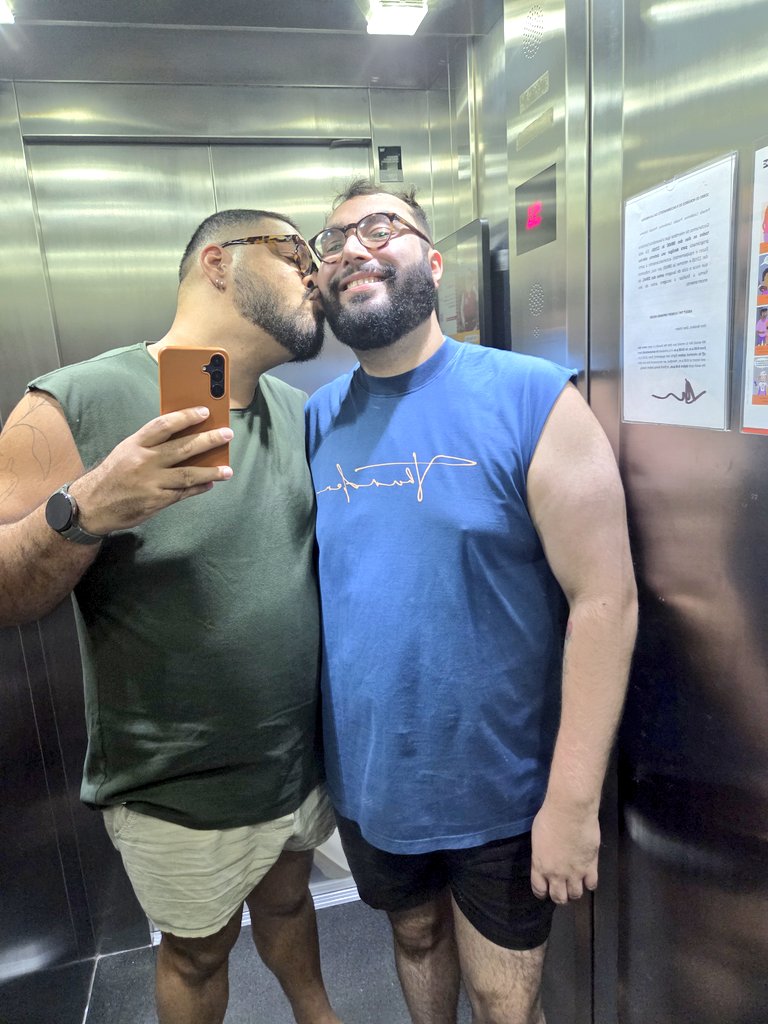 bubblegui's tweet image. Um casalzão solar de regata passando pela timeline @edlirafilho