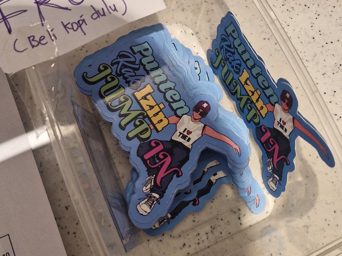 yorobund gw naro stiker deket kasir nanti abis jajan ambil yah 😬
#LovABoyzERIC 
#SevenSeaS2Eric