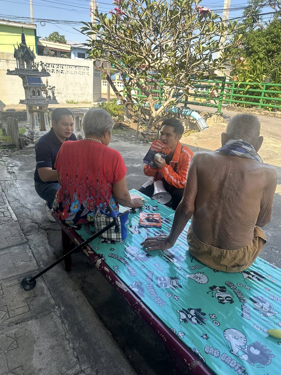 qualentinop's tweet image. [ลงพื้นที่พบปะพี่น้องประชาชน เล่านโยบาย เชิญชวนไปใช้สิทธิเลือกตั้ง และทำประชามติรัฐธรรมนูญ]
.
เมื่อวานนี้ผมทนายคิวลงพื้นที่บริเวณตลาดหน้าวัดนาคนิมิตรพบพ่อค้าแม่ขายและประชาชนที่มาจับจ่ายในช่วงเช้าได้รับพรจากหลวงตาและหลวงพี่ให้โชคดีประสบผลสำเร็จ
.
ช่วงบ่ายเดินทางลงชุมชนปลั่งอนุสรณ์…