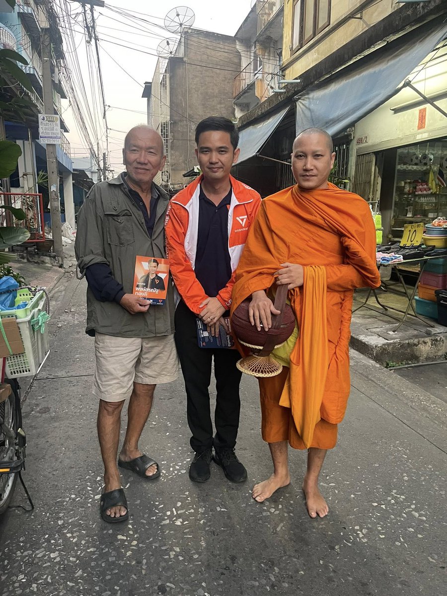 qualentinop's tweet image. [ลงพื้นที่พบปะพี่น้องประชาชน เล่านโยบาย เชิญชวนไปใช้สิทธิเลือกตั้ง และทำประชามติรัฐธรรมนูญ]
.
เมื่อวานนี้ผมทนายคิวลงพื้นที่บริเวณตลาดหน้าวัดนาคนิมิตรพบพ่อค้าแม่ขายและประชาชนที่มาจับจ่ายในช่วงเช้าได้รับพรจากหลวงตาและหลวงพี่ให้โชคดีประสบผลสำเร็จ
.
ช่วงบ่ายเดินทางลงชุมชนปลั่งอนุสรณ์…