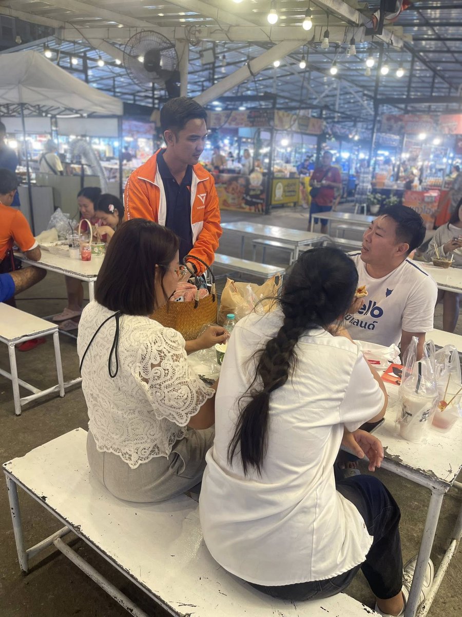 qualentinop's tweet image. [ลงพื้นที่พบปะพี่น้องประชาชน เล่านโยบาย เชิญชวนไปใช้สิทธิเลือกตั้ง และทำประชามติรัฐธรรมนูญ]
.
เมื่อวานนี้ผมทนายคิวลงพื้นที่บริเวณตลาดหน้าวัดนาคนิมิตรพบพ่อค้าแม่ขายและประชาชนที่มาจับจ่ายในช่วงเช้าได้รับพรจากหลวงตาและหลวงพี่ให้โชคดีประสบผลสำเร็จ
.
ช่วงบ่ายเดินทางลงชุมชนปลั่งอนุสรณ์…