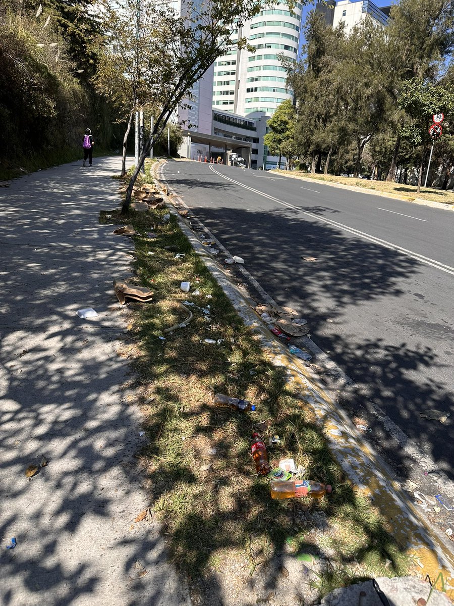 Hacemos nuevamente un llamado a <a href="/cuajimalpa_gob/">Alcaldía Cuajimalpa</a> y @Cuajimalpa_SU <a href="/RaulOrvananos/">Raúl Orvañanos</a> 
La basura sigue acumulada,no ha habido atención, incluso una caja con algo muerto dentro 😔
Esto ya es un problema de salud pública
Exigimos respuesta y acción inmediata,📍Las Tinajas frente al ABC