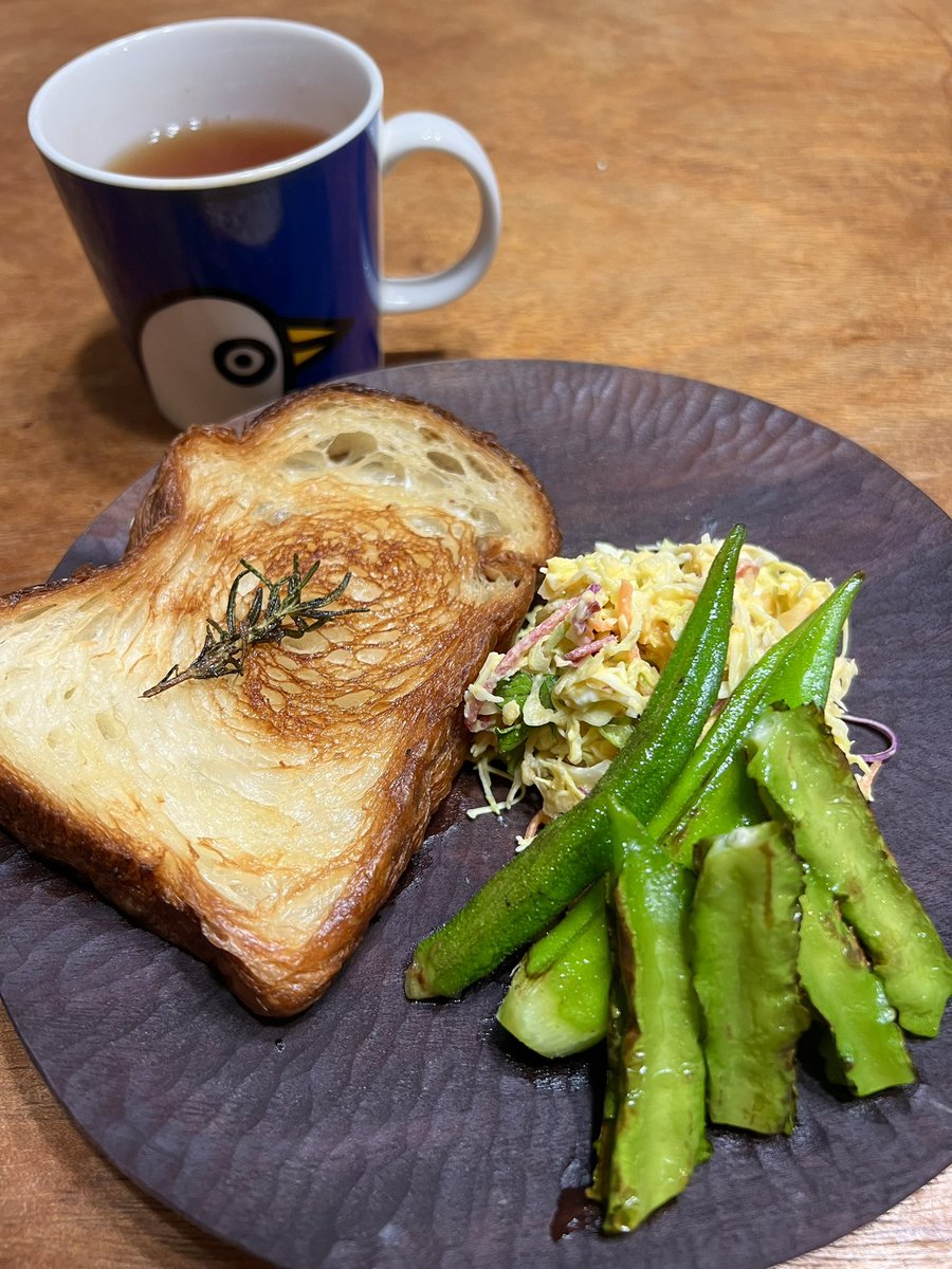ご近所さんから庭で採れたウリズン豆とオクラとローズマリーとローゼルを沢山いただいた。
オクラとウリズン豆はオリーブオイルと塩でソテー。
mmドーナツのデニッシュ食パンをたっぷりバターとローズマリーでさっくり焼く。
コールスローにローゼルを混ぜてみる。
島の地野菜。うれしおいしい。