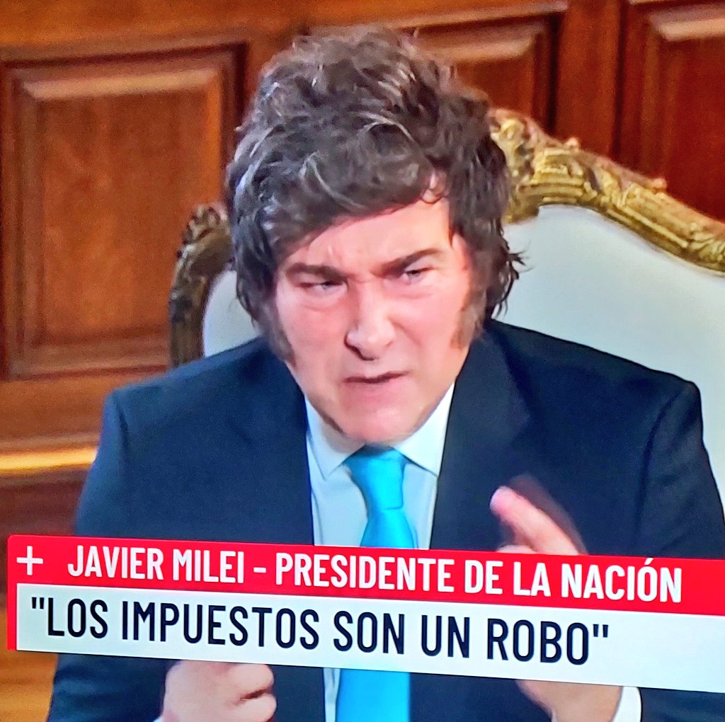 El presidente de Argentina en La Nacion + acompañado por Majul.
Entrevistado sería mucho decir.