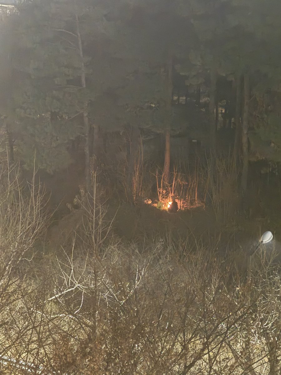 야밤에 불놀이를 하는 또라이 등장ㅋㅋㅋㅋㅋ
낮에도 저러다 걸렸는데 밤에도 또하네