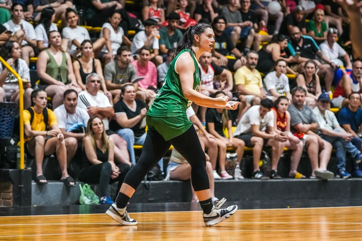 <a href="/LolaRiveraa/">Josefina Rivera</a> campeona en la vecina orilla junto a su Ferro, se impusieron ante Hindú como visitante y levantaron el título del Torneo Apertura. Primera jugadora uruguaya en ser campeona de la #LFB 🇦🇷