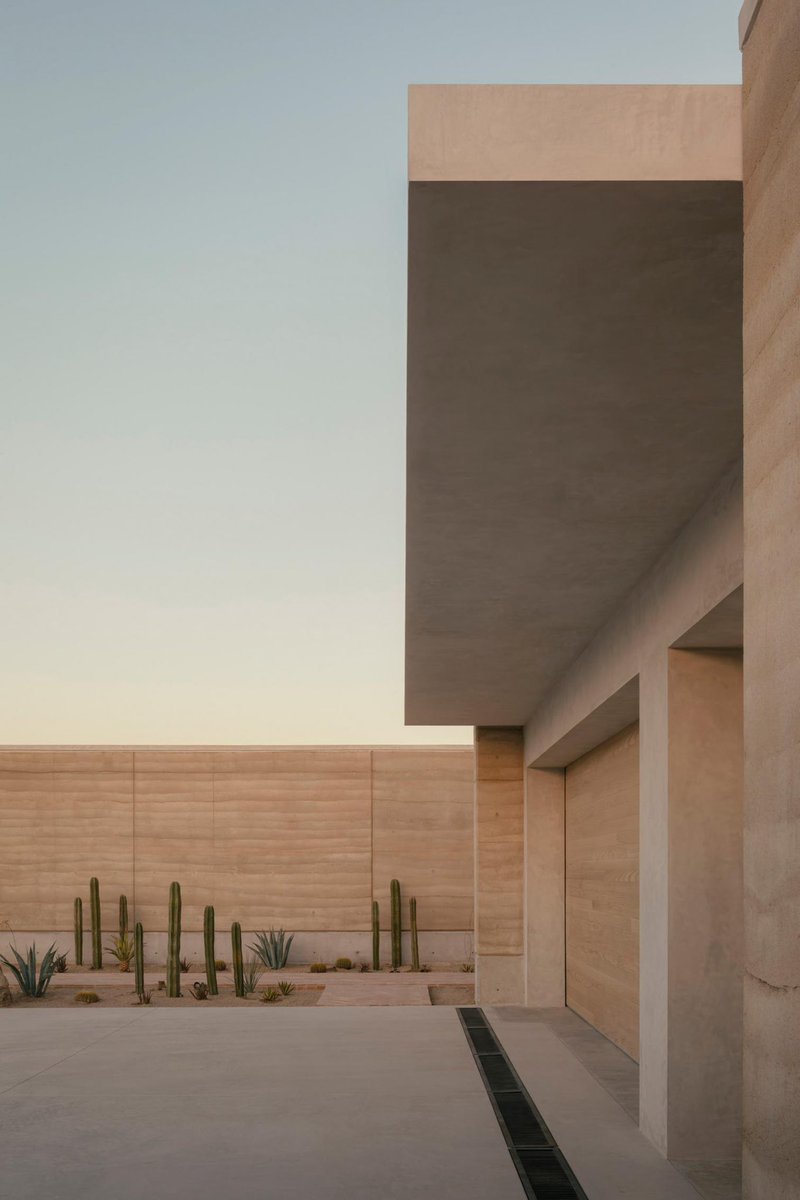 arquitect_viva's tweet photo. Casa del Este en Los Cabos. México 
JVL Arquitectos
https://t.co/t641qjrMqA
Ubicada en el paisaje privilegiado de Cabo del Este, en Baja California Sur, la casa se protege de los vientos predominantes sin renunciar a las vistas abiertas hacia el mar. Los muros de tierra compactada y el patio central, son los elementos que definen el proyecto.
Fotografías: César Béjar