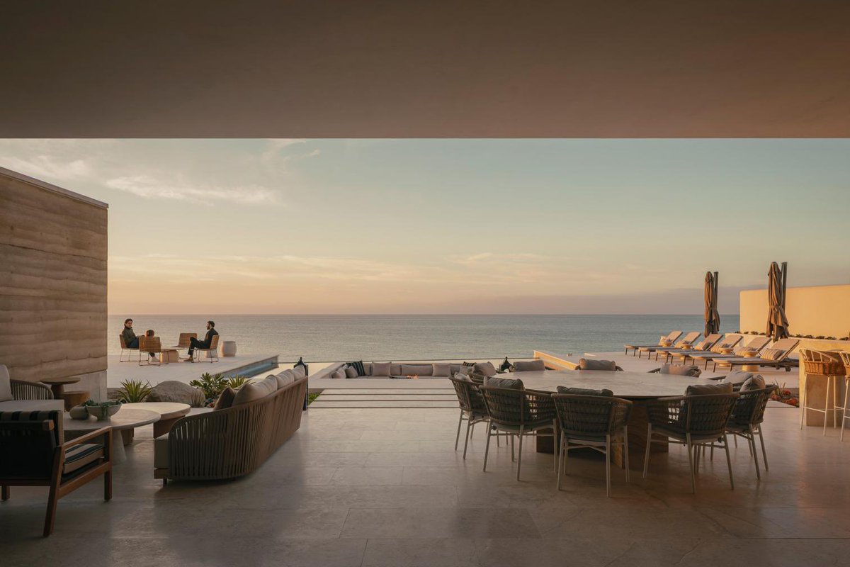 arquitect_viva's tweet photo. Casa del Este en Los Cabos. México 
JVL Arquitectos
https://t.co/t641qjrMqA
Ubicada en el paisaje privilegiado de Cabo del Este, en Baja California Sur, la casa se protege de los vientos predominantes sin renunciar a las vistas abiertas hacia el mar. Los muros de tierra compactada y el patio central, son los elementos que definen el proyecto.
Fotografías: César Béjar