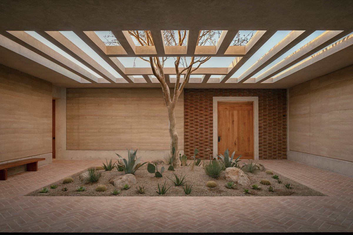 arquitect_viva's tweet photo. Casa del Este en Los Cabos. México 
JVL Arquitectos
https://t.co/t641qjrMqA
Ubicada en el paisaje privilegiado de Cabo del Este, en Baja California Sur, la casa se protege de los vientos predominantes sin renunciar a las vistas abiertas hacia el mar. Los muros de tierra compactada y el patio central, son los elementos que definen el proyecto.
Fotografías: César Béjar