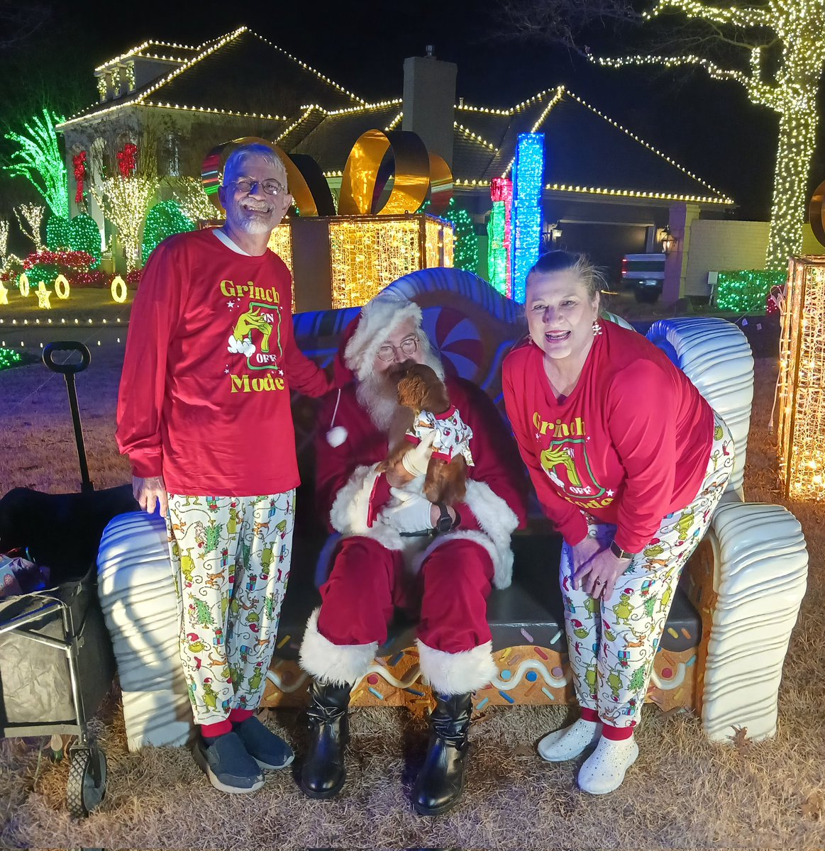 🎶"I saw Lily Mae kissing Santa Claus...out on Nix Lake Road on Saturday night"🎶 😄🎅🌲