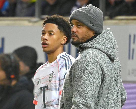 الموهبة الشابة كاسيانو كيالا (16 عامًا) خاض اليوم أول مباراة له بقميص بايرن ميونخ وذلك ضمن خطة واضحة من النادي.. تفيد التقارير بأن الاتفاق على عقد جديد بات قريبًا جدًا، وشبه محسوم، حيث يأمل بايرن في حسمه رسميًا قريبًا.. ظهور كيالا الأول يُعد رسالة واضحة من النادي تعكس الثقة الكاملة في اللاعب حاضرًا ومستقبلًا 