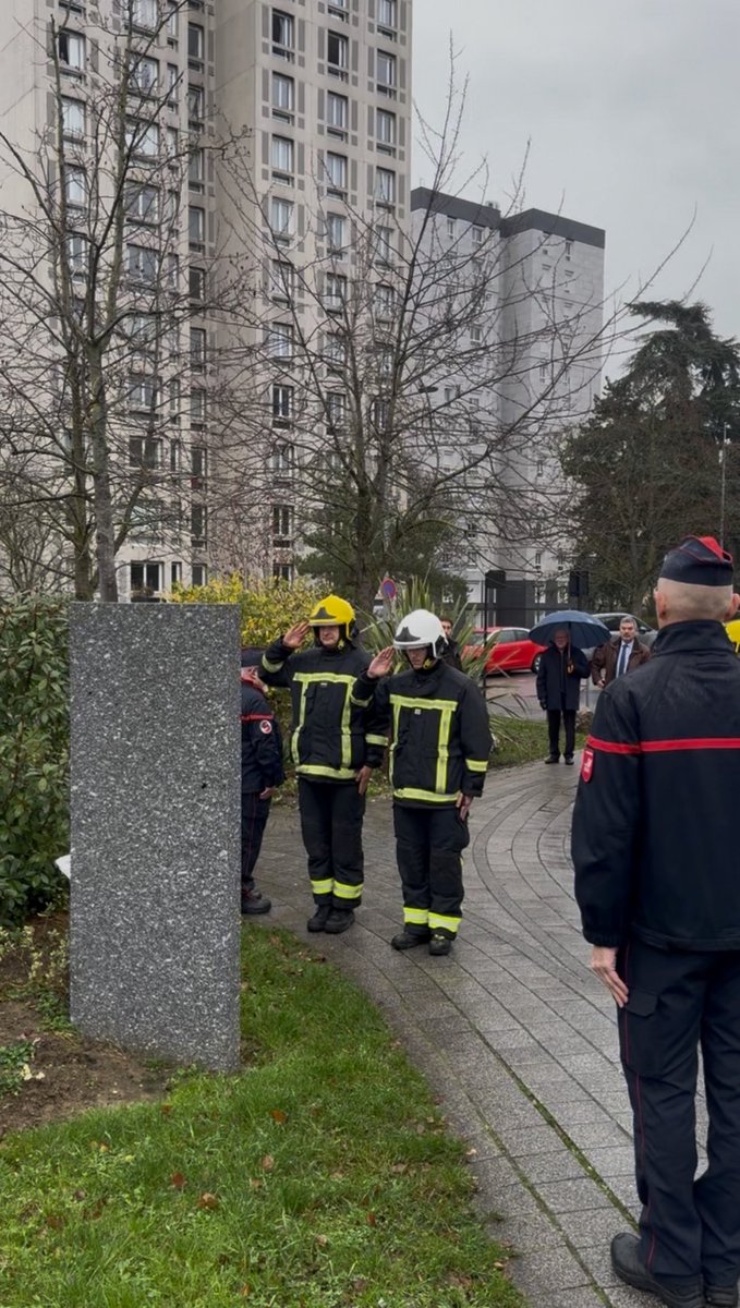 GMothron's tweet image. 🕊️ Comme chaque 21 décembre, Argenteuil s’est recueillie en mémoire des victimes de l’explosion de la tour Lucille du Val d’Argent.

19 civils et 2 sapeurs-pompiers, Joseph Pizano et Jean-Pierre Le Mettayer, ont perdu la vie. 

54 ans après, leur souvenir demeure.