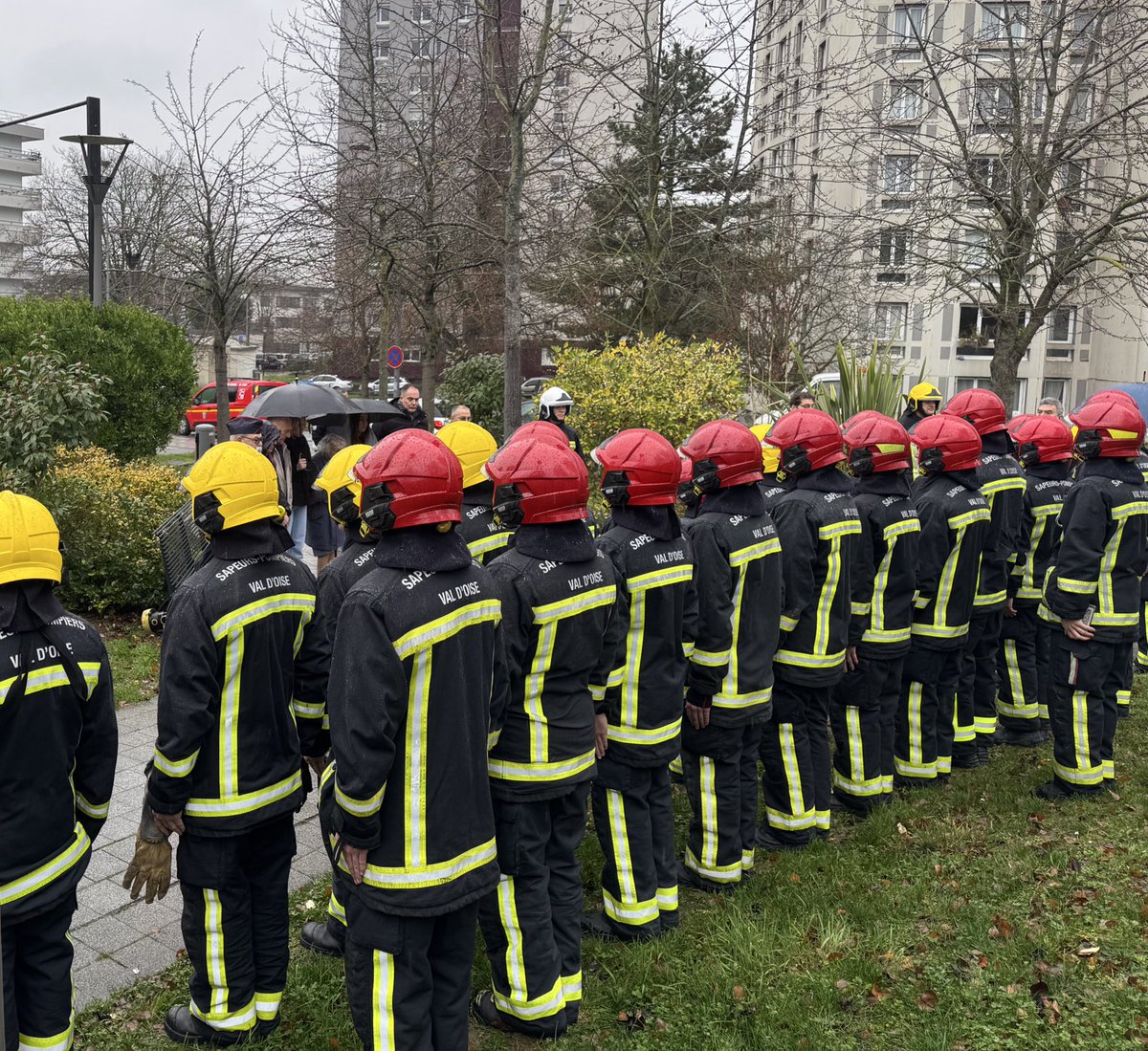 GMothron's tweet image. 🕊️ Comme chaque 21 décembre, Argenteuil s’est recueillie en mémoire des victimes de l’explosion de la tour Lucille du Val d’Argent.

19 civils et 2 sapeurs-pompiers, Joseph Pizano et Jean-Pierre Le Mettayer, ont perdu la vie. 

54 ans après, leur souvenir demeure.