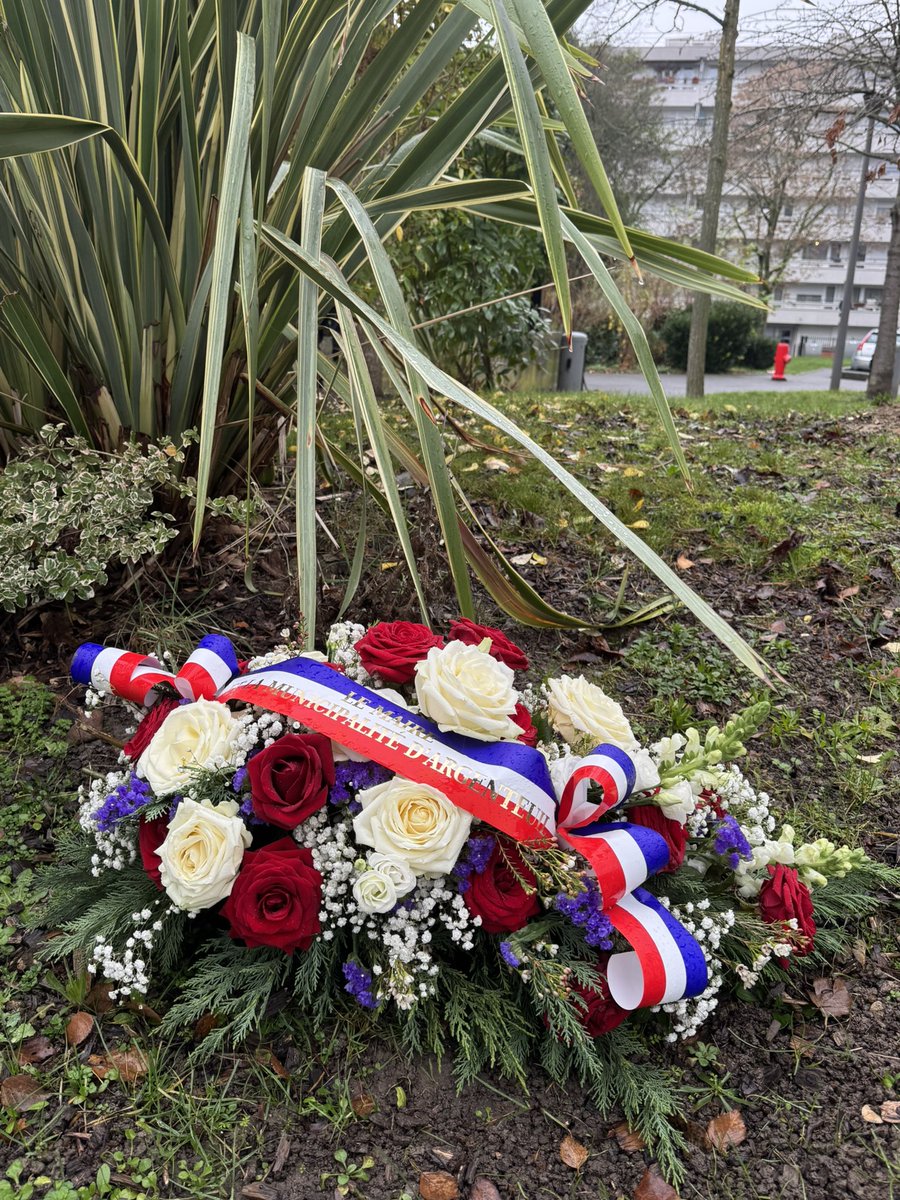 GMothron's tweet image. 🕊️ Comme chaque 21 décembre, Argenteuil s’est recueillie en mémoire des victimes de l’explosion de la tour Lucille du Val d’Argent.

19 civils et 2 sapeurs-pompiers, Joseph Pizano et Jean-Pierre Le Mettayer, ont perdu la vie. 

54 ans après, leur souvenir demeure.
