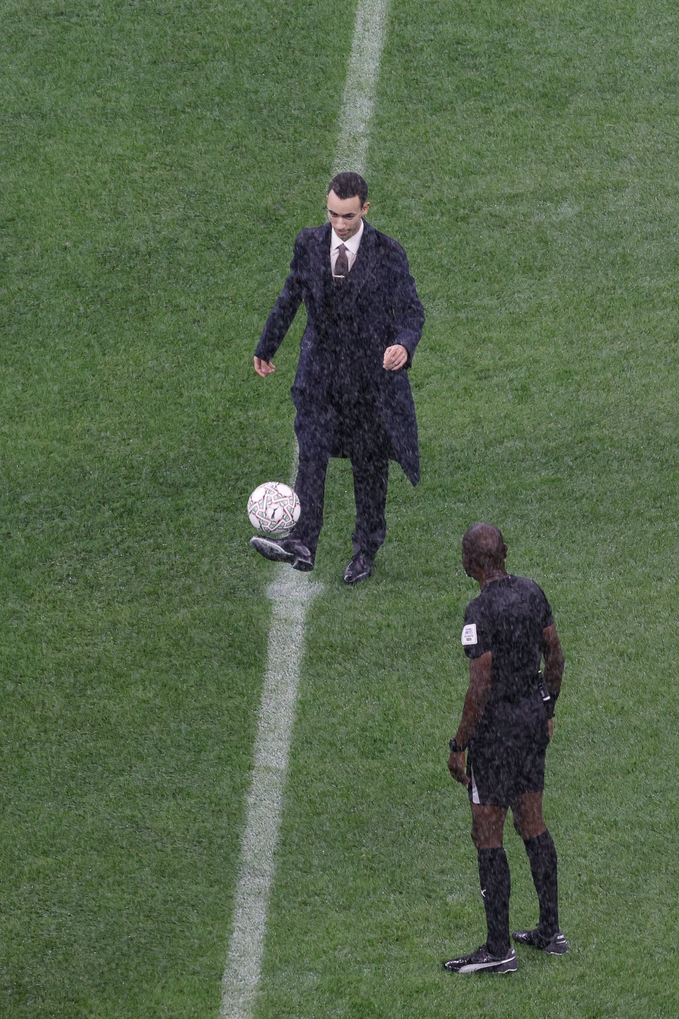 ولي العهد المغربي، الأمير مولاي الحسن يطلق شارة بدء كأس أمم إفريقيا 2025. وشهد ملعب مولاي عبد الله بالرباط مراسم الافتتاح، حيث نزل الأمير إلى أرضية الملعب لتنفيذ ركلة البداية للمباراة الأولى في البطولة، والتي تجمع المنتخب المغربي بنظيره منتخب جزر قمر، معلناً بذلك افتتاح الحدث الرياضي الأبرز في القارة. #فوربس 