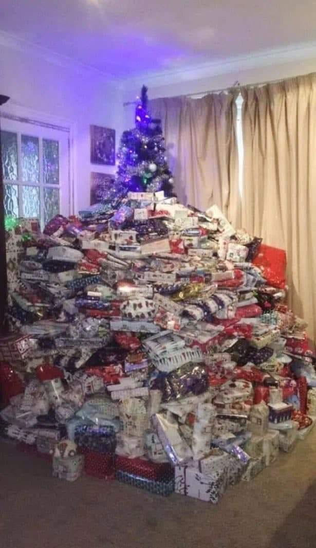 jokesuk's tweet image. Evri employee's living rooms on Christmas morning after all of our orders "go missing"