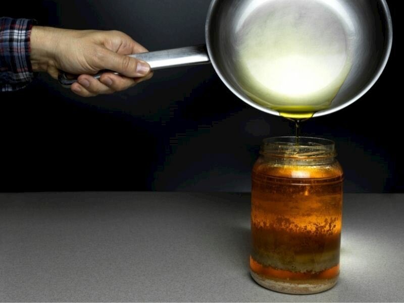 Lavaboya dökülmüş 1 litre kullanılmış yağ, 1 milyon litre içme suyunu yani 15 kişinin bir yıllık içme suyunu içilmez hale getiriyor. 

Farkındalık için lütfen paylaşalım.