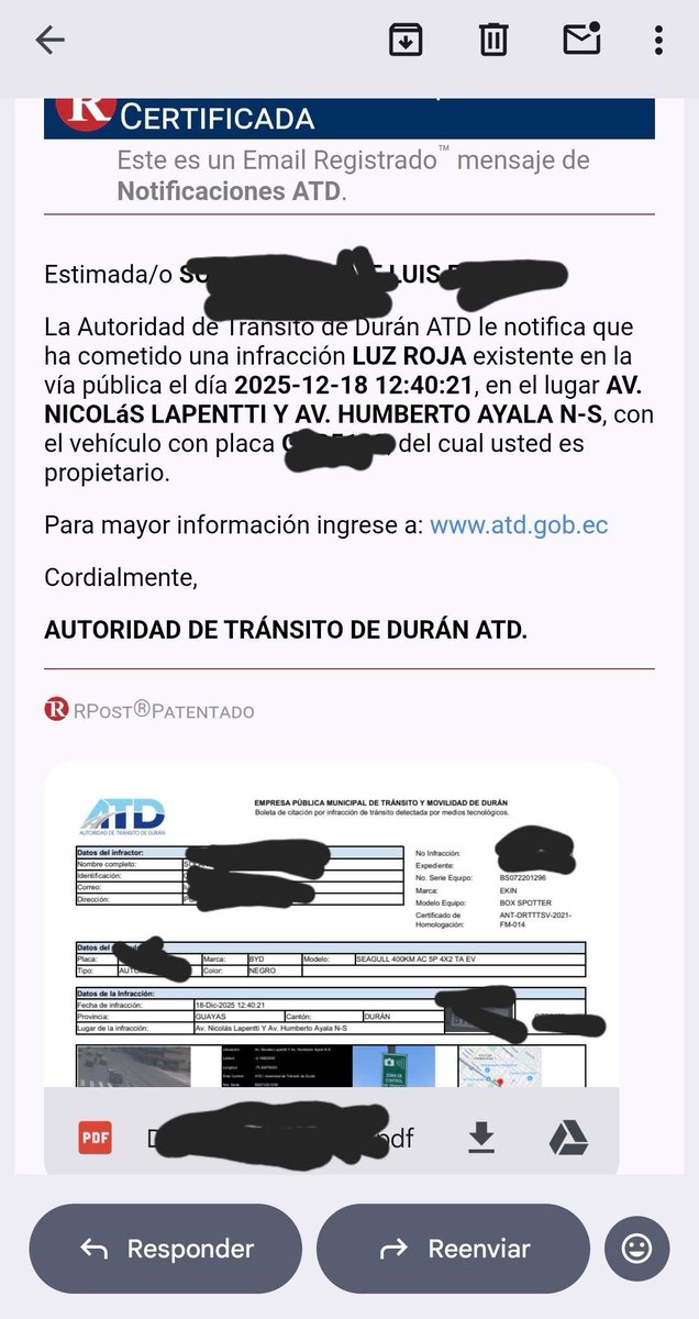 EmergenciasEc's tweet image. #DenunciaCiudadana
En Durán un agente de tránsito estaba haciendo pasar en rojo a los vehículos, y a todos los que pasaban las cámaras los iban multando.
Quién controla esto?